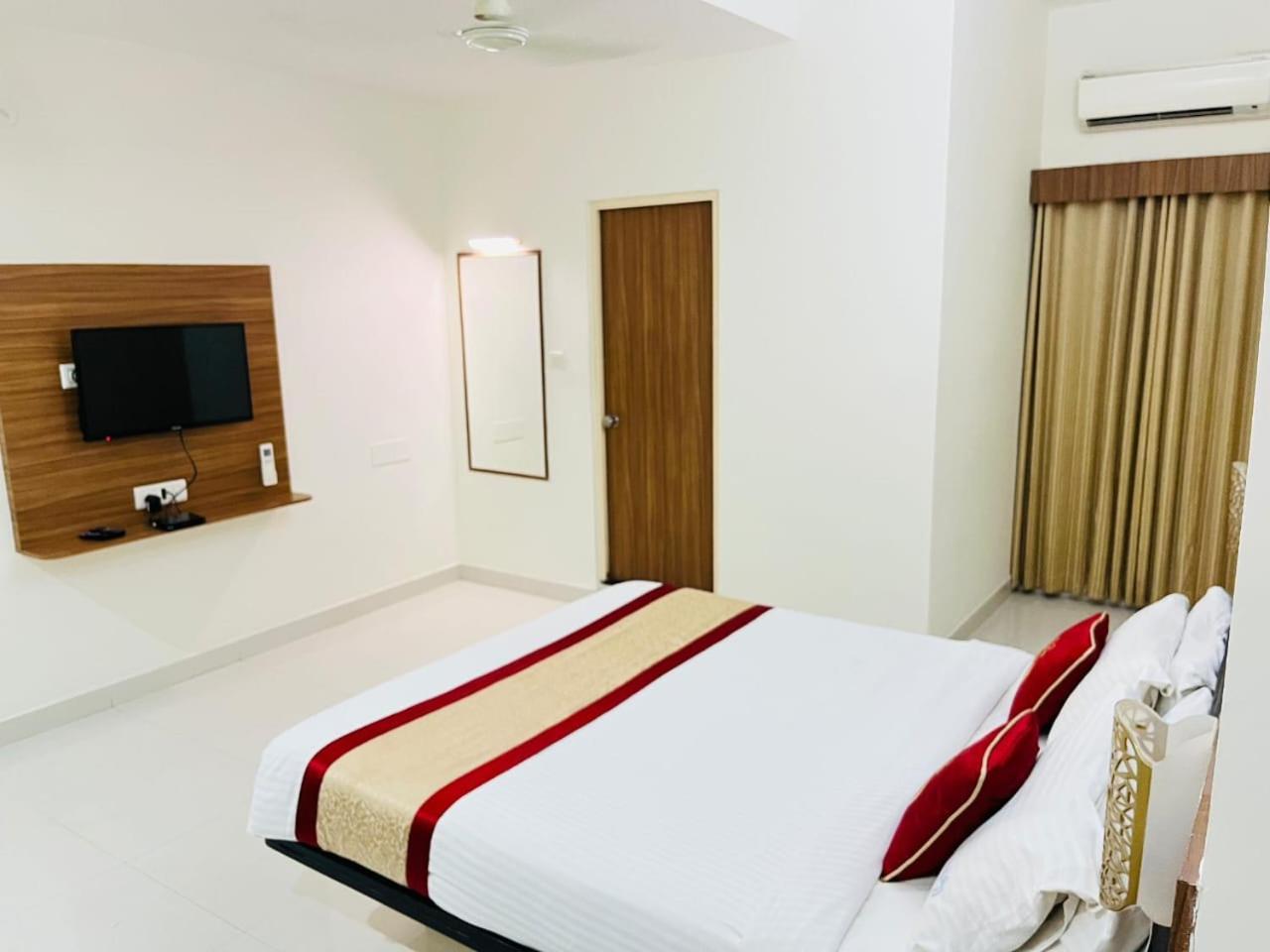 Hotel Grand Bee Бангалор Экстерьер фото