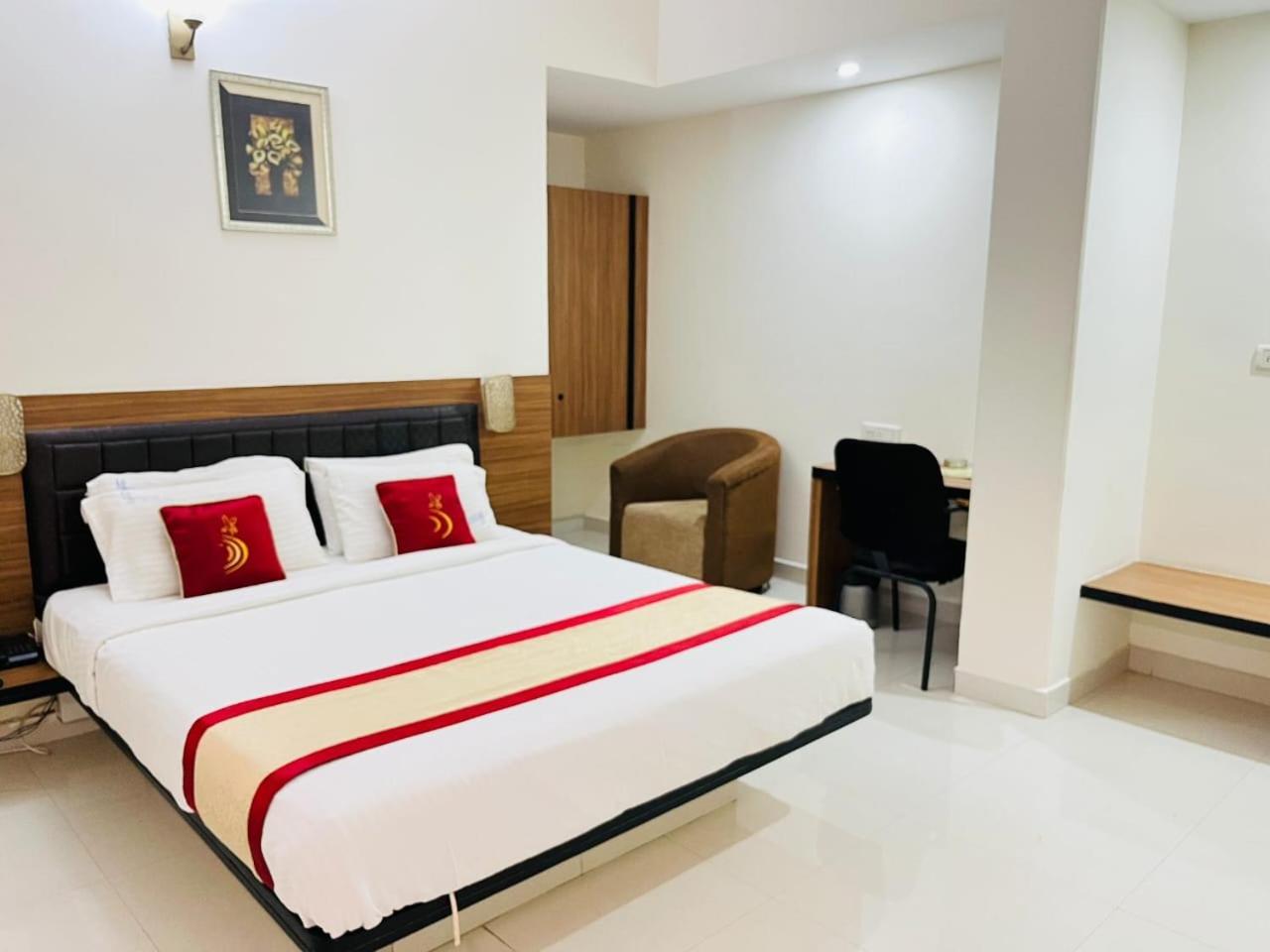 Hotel Grand Bee Бангалор Экстерьер фото
