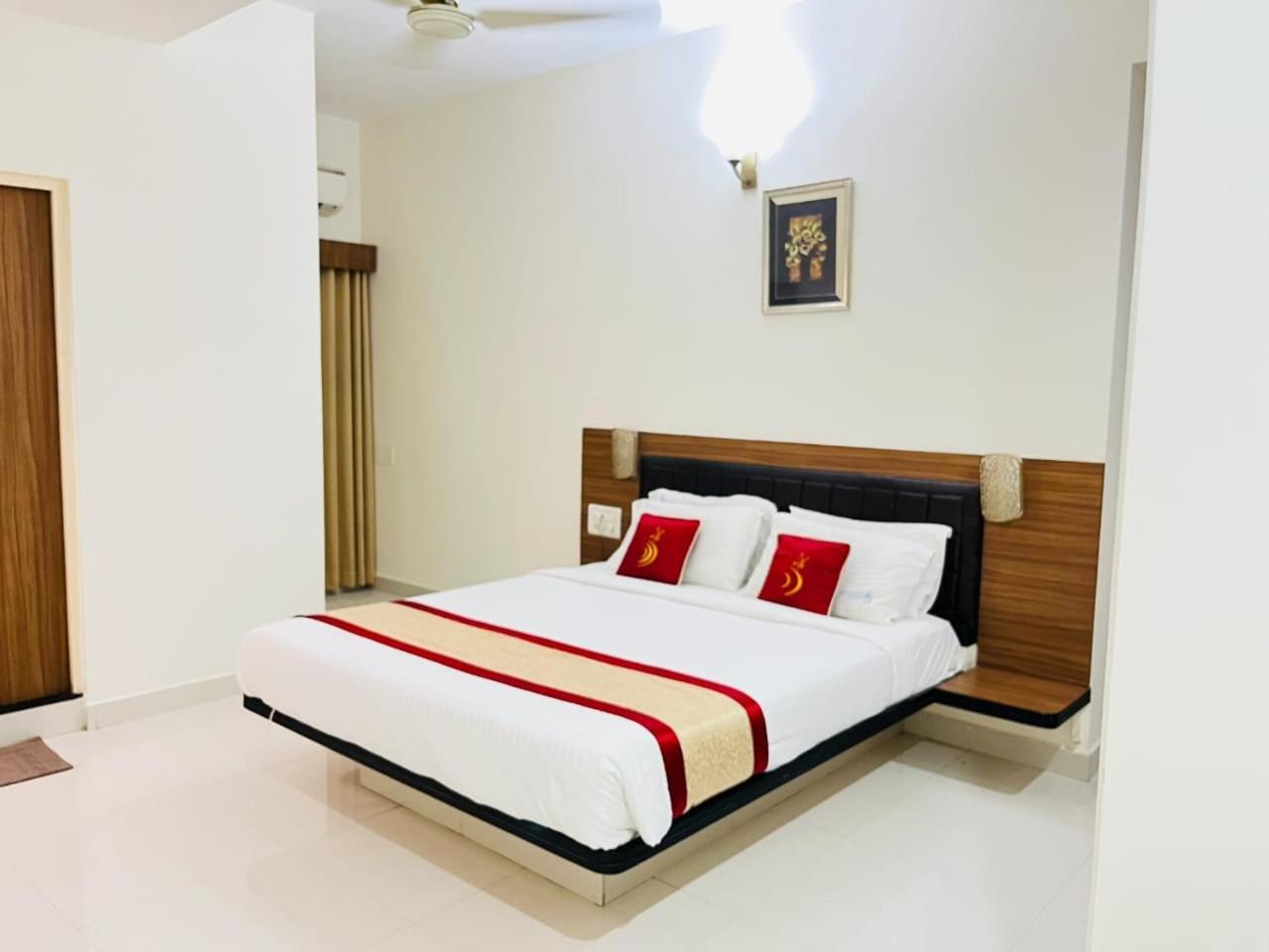 Hotel Grand Bee Бангалор Экстерьер фото